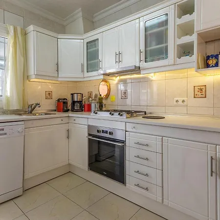 2 Bedroom Stunning In *